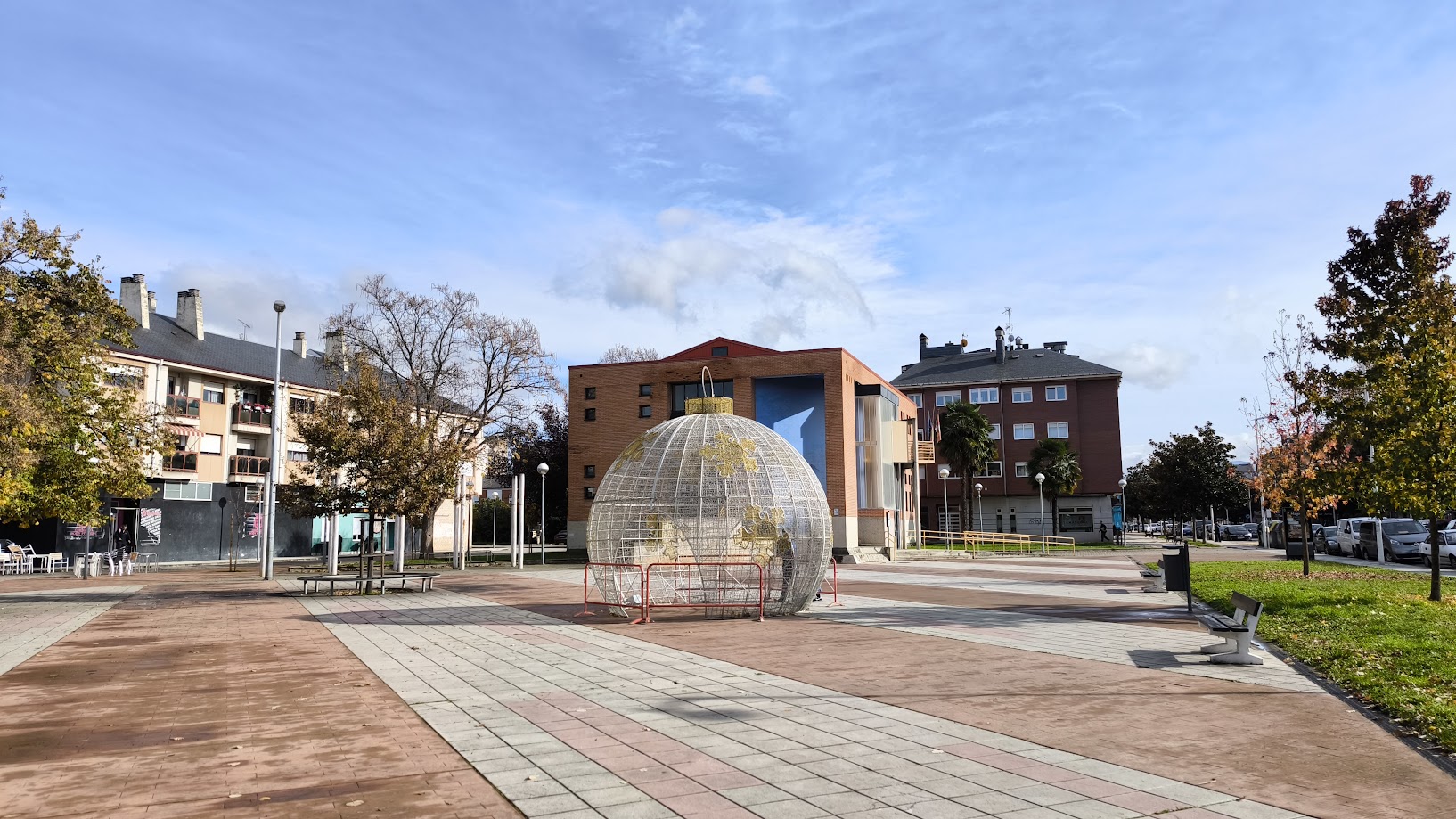 Navidad en Ponferrada 2024: Avanza la decoración de las calles y barrios de la ciudad 9