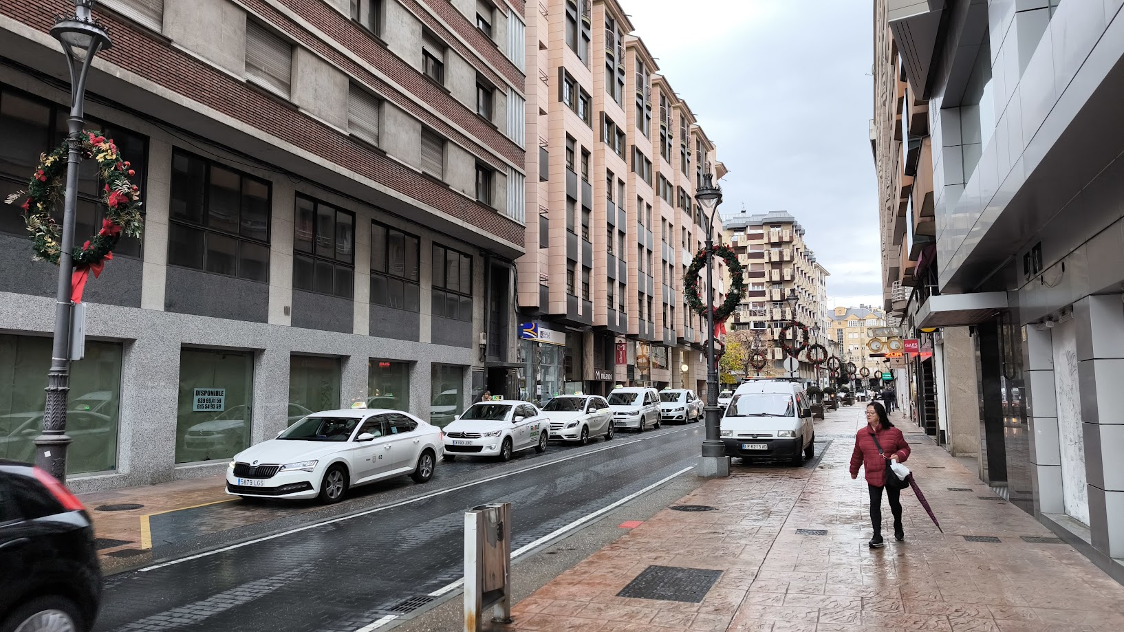 Navidad en Ponferrada 2024: Avanza la decoración de las calles y barrios de la ciudad 2