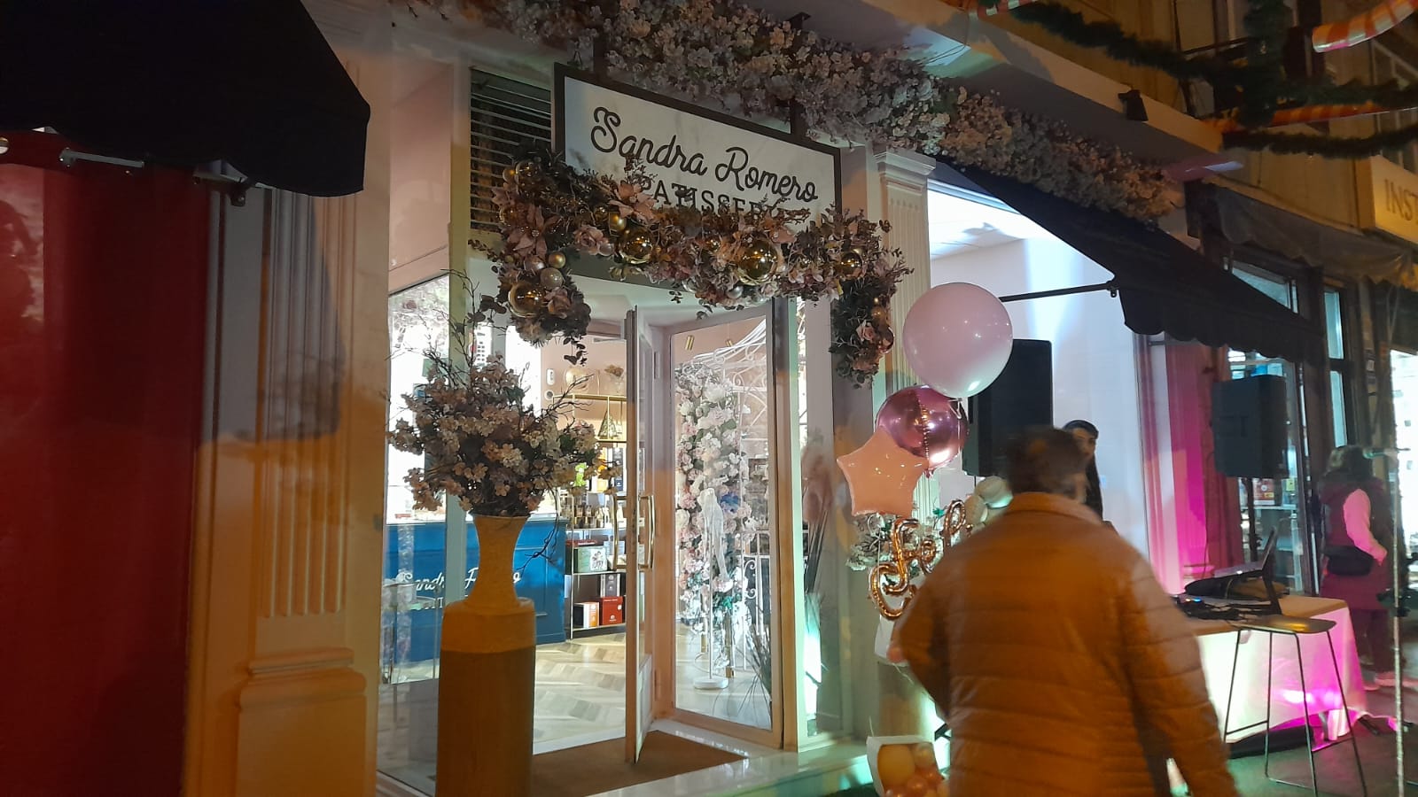 Sandra Romero Patisserie celebra su tercer aniversario inaugurando un atractivo escaparate navideño 3