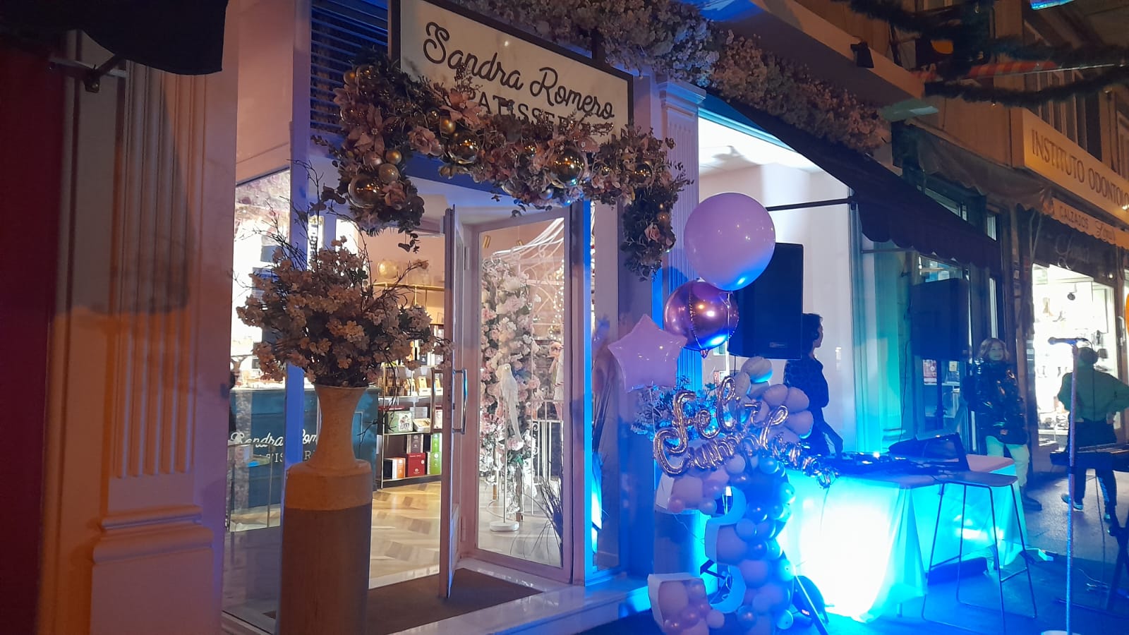 Sandra Romero Patisserie celebra su tercer aniversario inaugurando un atractivo escaparate navideño 4