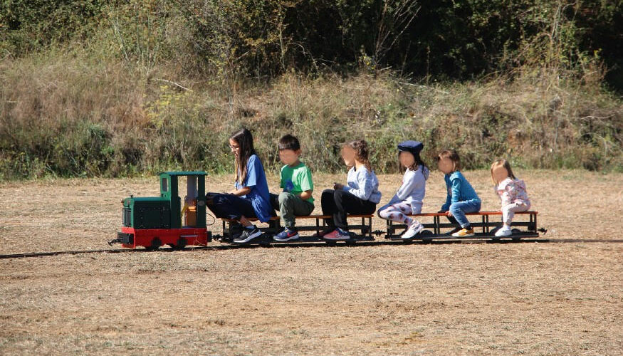 El tren de jardín de la Asociación Cultural Ferroviaria Berciana será solidario este fin de semana  1