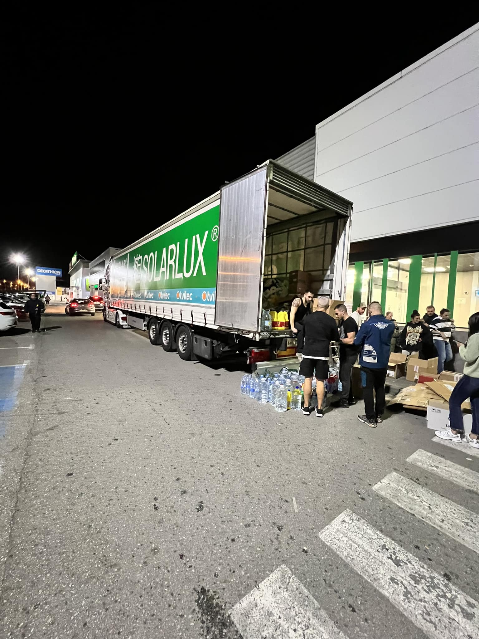 Tvitec cede un camión de su empresa de transportes para trasladar víveres y material a Valencia 2