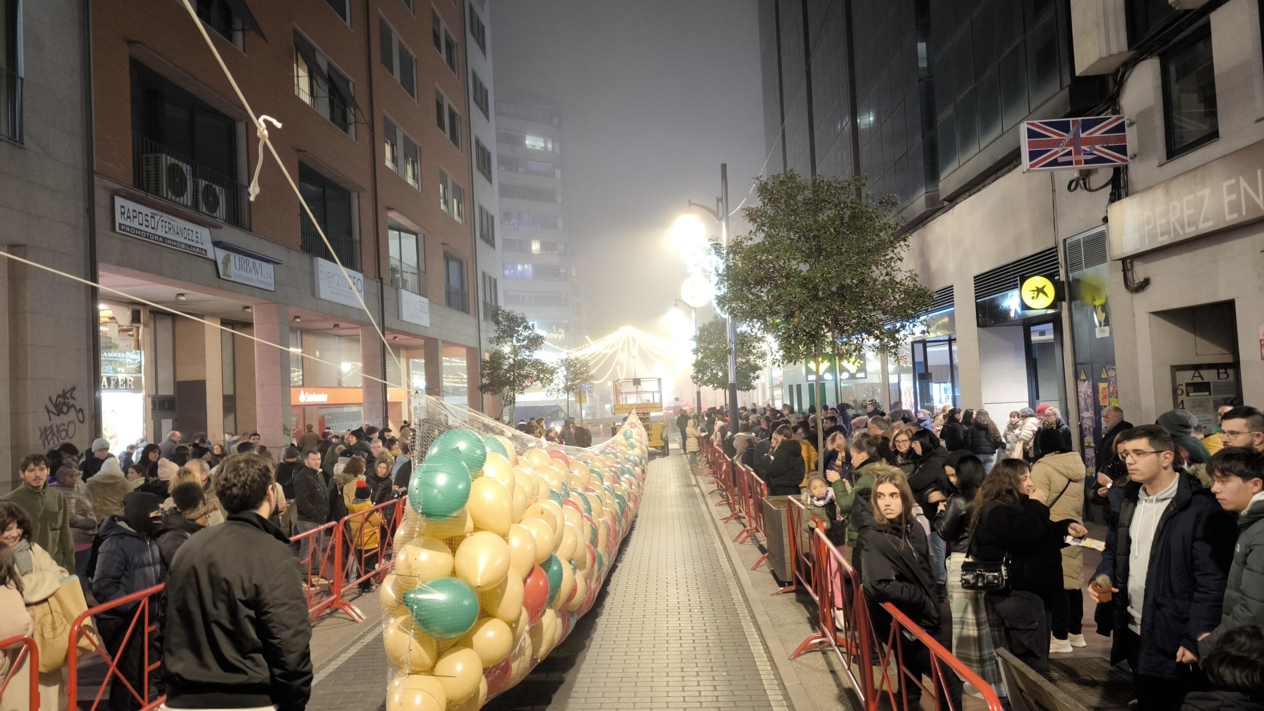 El centro de Ponferrada se llena de ilusión con la gran suelta de globos de Templarium 8