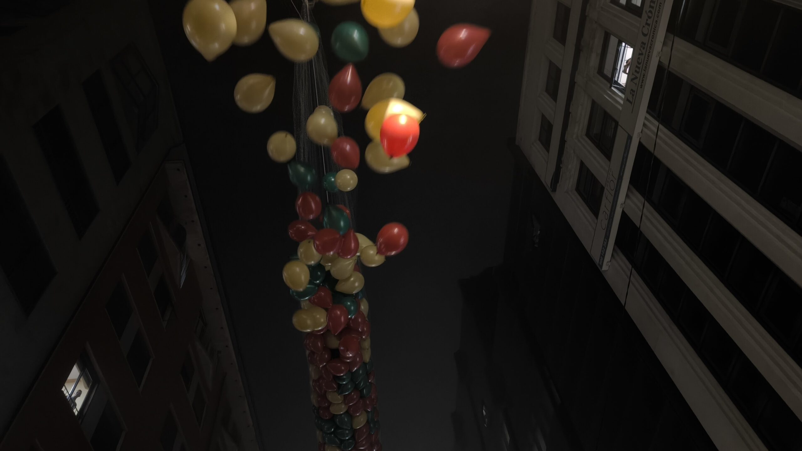 El centro de Ponferrada se llena de ilusión con la gran suelta de globos de Templarium 5