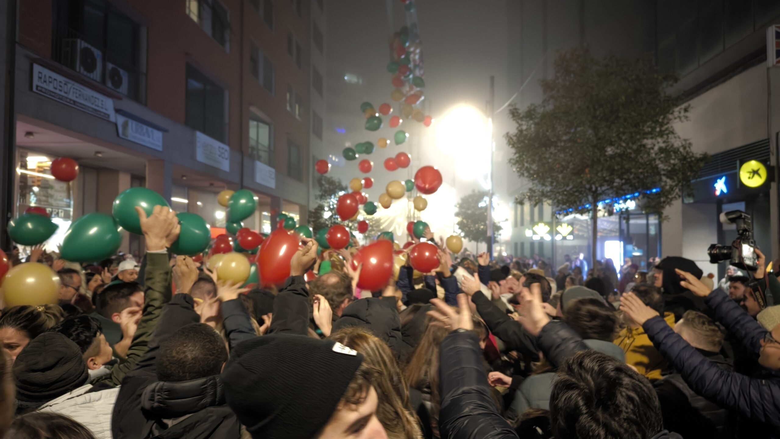 El centro de Ponferrada se llena de ilusión con la gran suelta de globos de Templarium 4