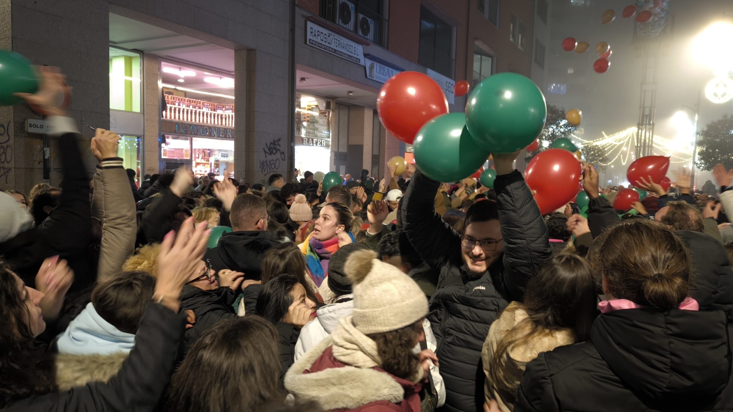 El centro de Ponferrada se llena de ilusión con la gran suelta de globos de Templarium 3