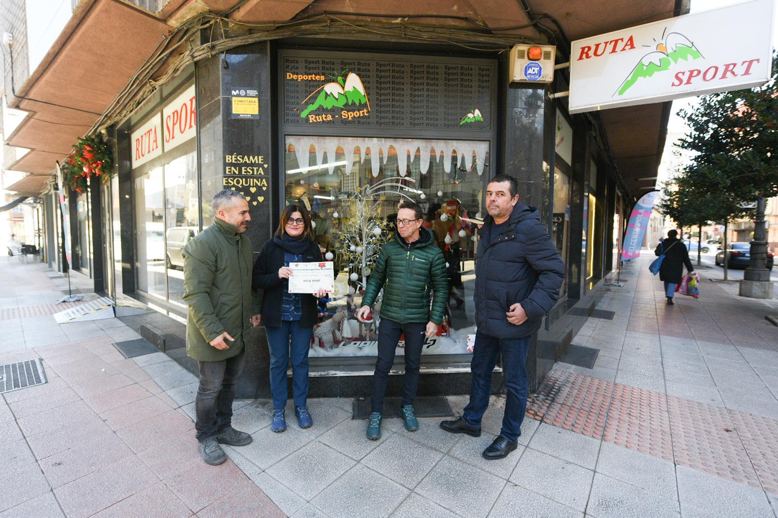 Copycentro y Ruta Sport consiguen con su decoración navideña ganar el concurso de escaparates de Ponferrada 3