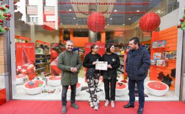 Copycentro y Ruta Sport consiguen con su decoración navideña ganar el concurso de escaparates de Ponferrada 1