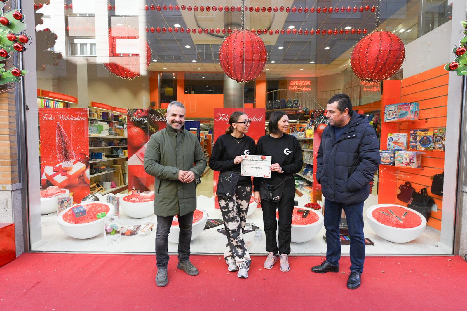 Copycentro y Ruta Sport consiguen con su decoración navideña ganar el concurso de escaparates de Ponferrada 1