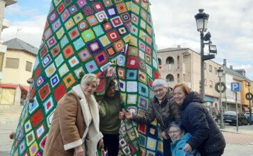 Fabero y Lillo del Bierzo se decoran con árboles de Navidad realizados en crochet 3