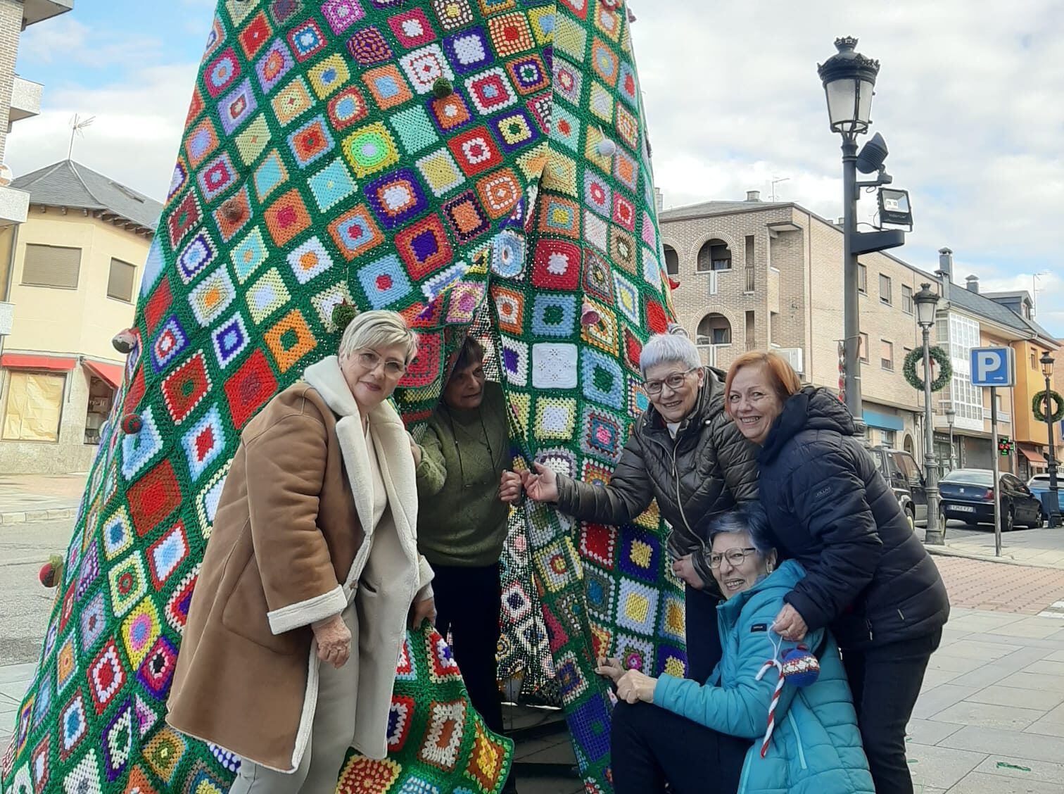 Fabero y Lillo del Bierzo se decoran con árboles de Navidad realizados en crochet 1