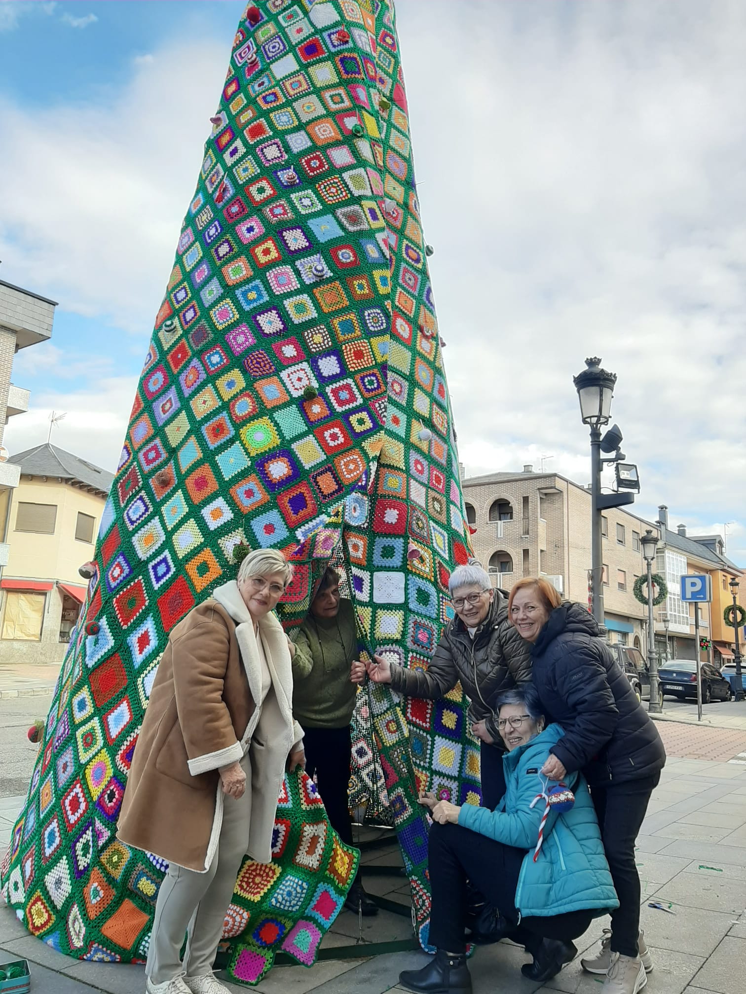 Fabero y Lillo del Bierzo se decoran con árboles de Navidad realizados en crochet 2