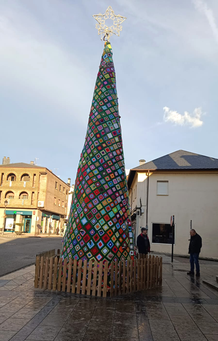 Fabero y Lillo del Bierzo se decoran con árboles de Navidad realizados en crochet 5