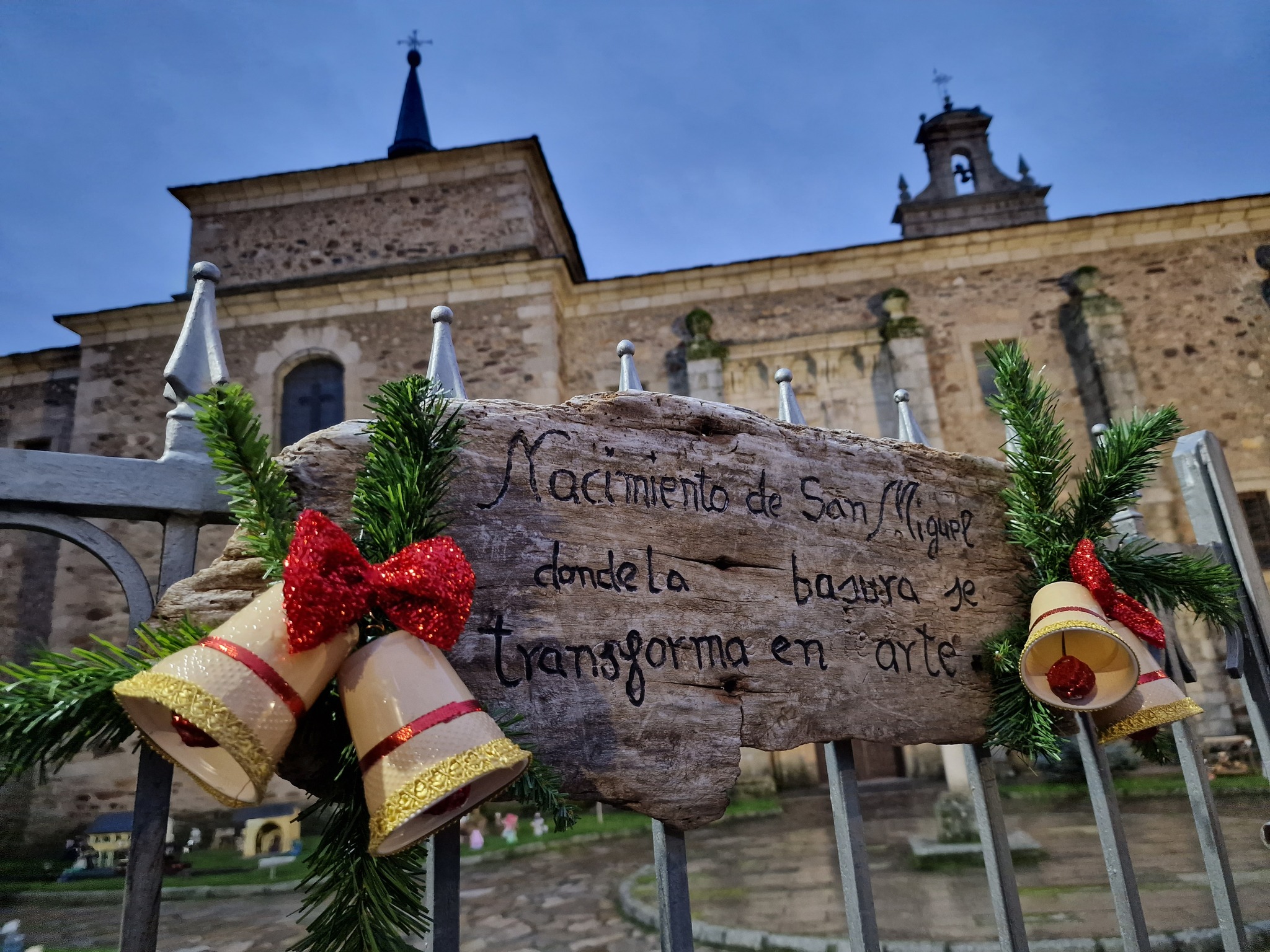 San Miguel de las Dueñas deslumbra un año más con su emblemático Nacimiento reciclable 1