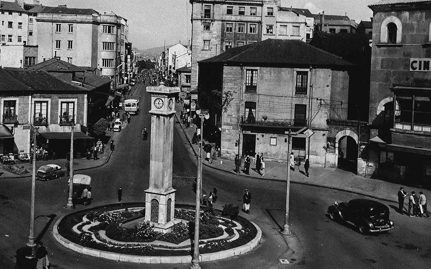 La IA revive los años dorados de Ponferrada dando vida a una fotografía de la Plaza de Lazúrtegui 1