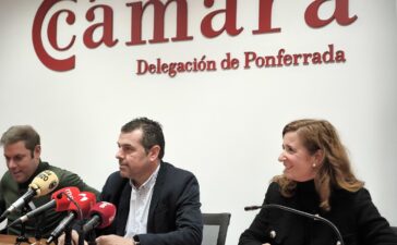 Ponferrada se llena de magia navideña con el concurso de escaparates organizado por la Cámara de Comercio 12