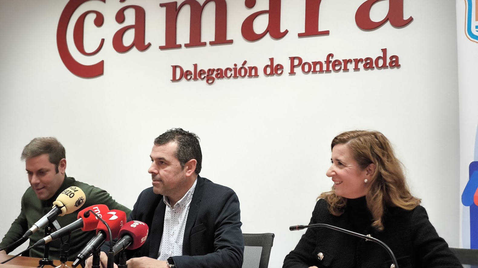 Ponferrada se llena de magia navideña con el concurso de escaparates organizado por la Cámara de Comercio 1