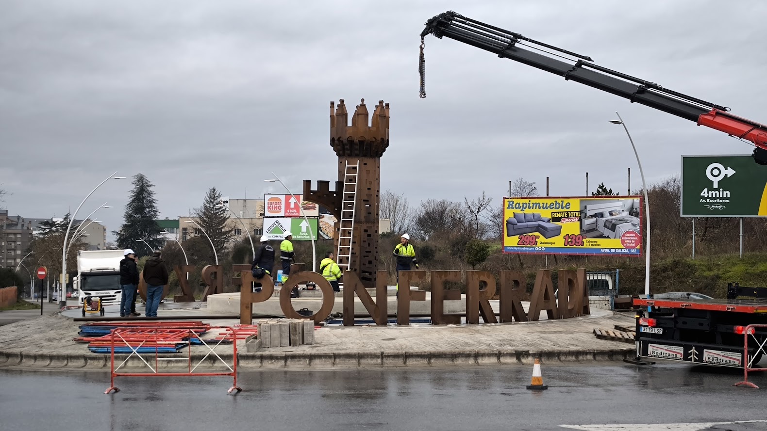 La fortaleza templaria coge el relevo a los ciclistas en la glorieta de Montearenas 3