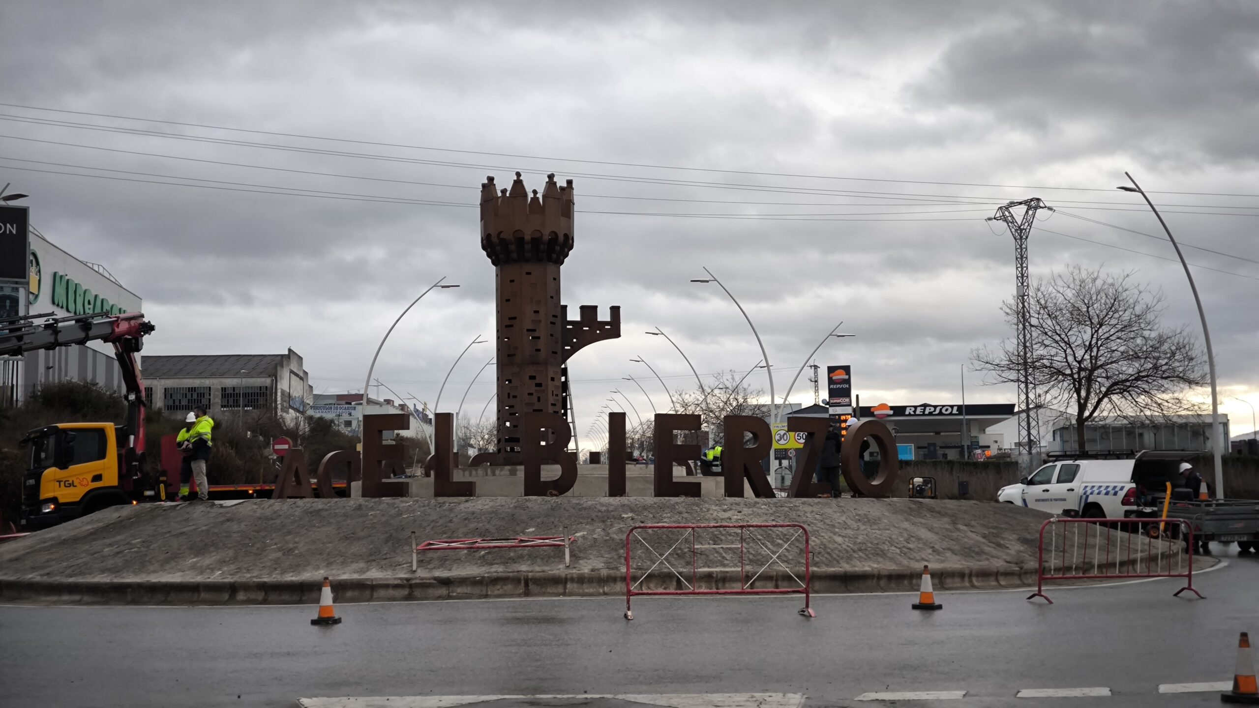 La fortaleza templaria coge el relevo a los ciclistas en la glorieta de Montearenas 1