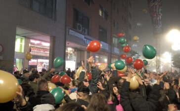 El centro de Ponferrada se llena de ilusión con la gran suelta de globos de Templarium 4