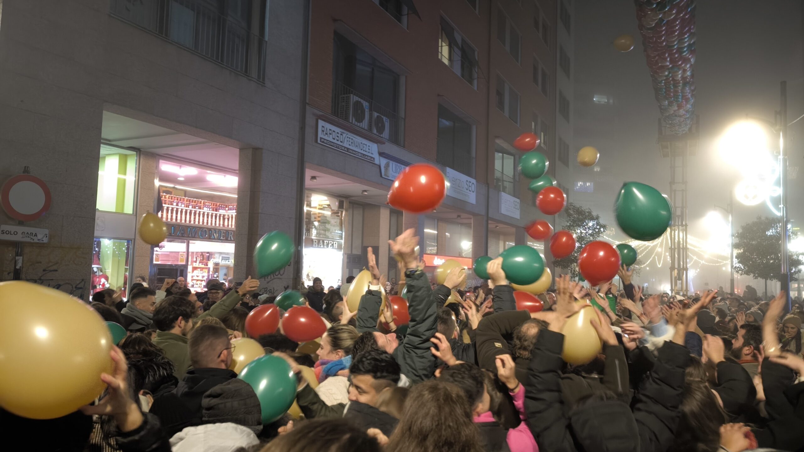 El centro de Ponferrada se llena de ilusión con la gran suelta de globos de Templarium 1