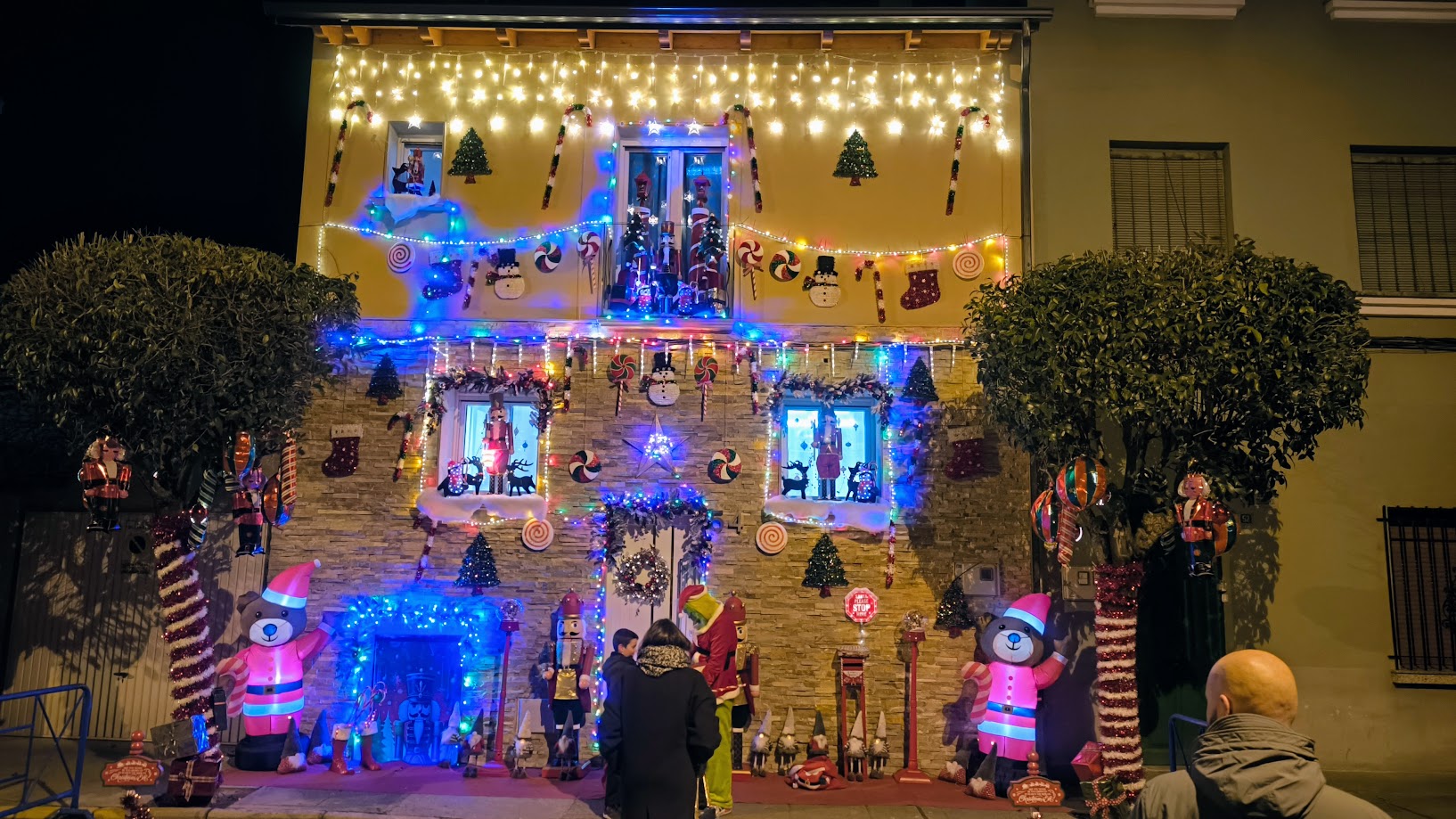 ¡El Grinch más amigable ilumina el Barrio de los Judíos en Ponferrada! 3