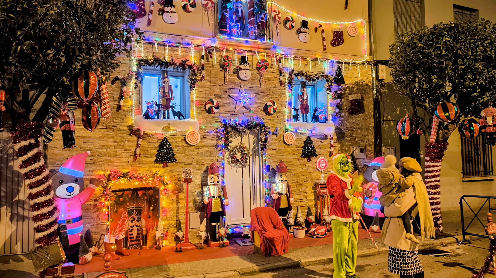 ¡El Grinch más amigable ilumina el Barrio de los Judíos en Ponferrada! 1