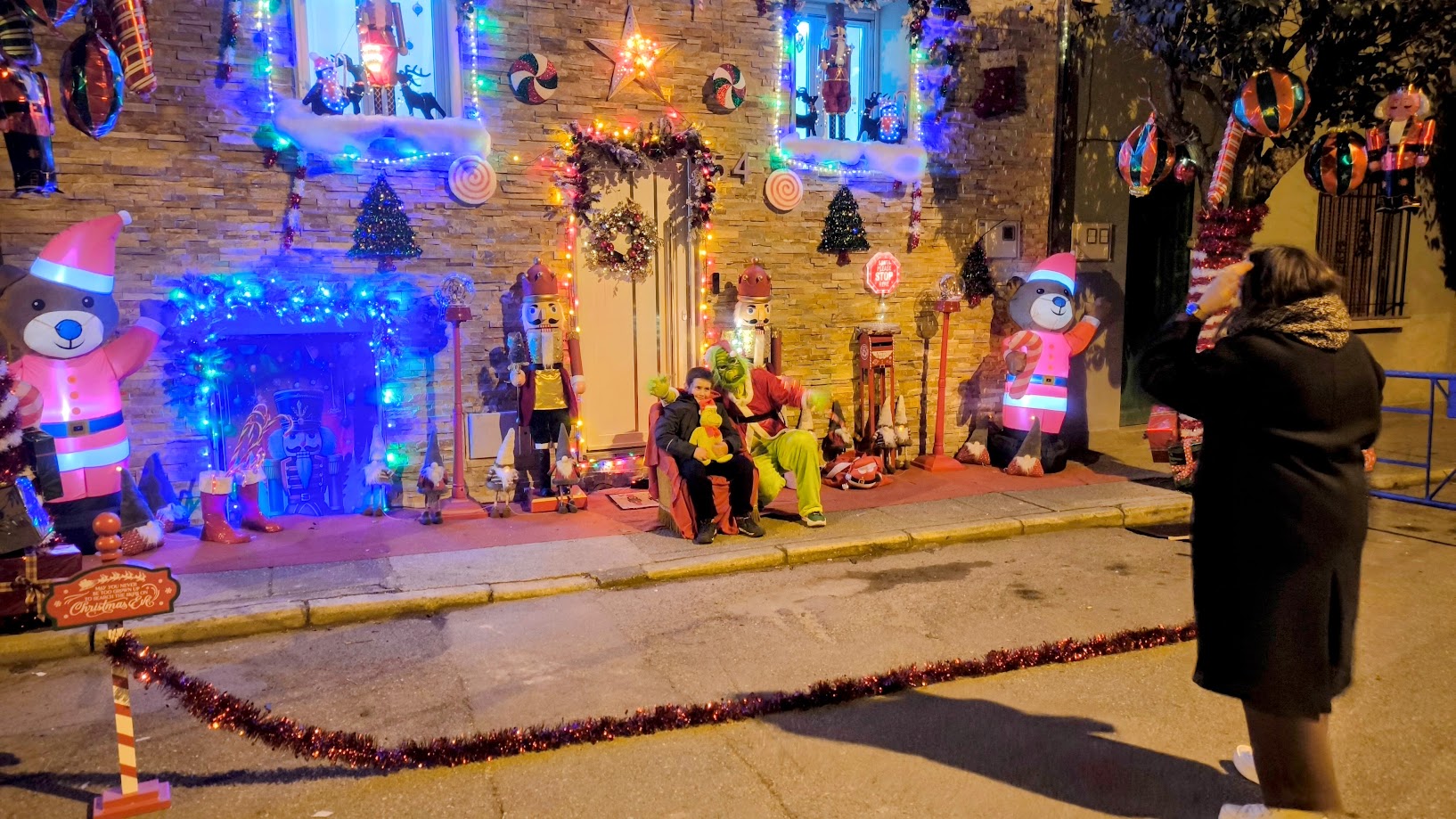 ¡El Grinch más amigable ilumina el Barrio de los Judíos en Ponferrada! 2