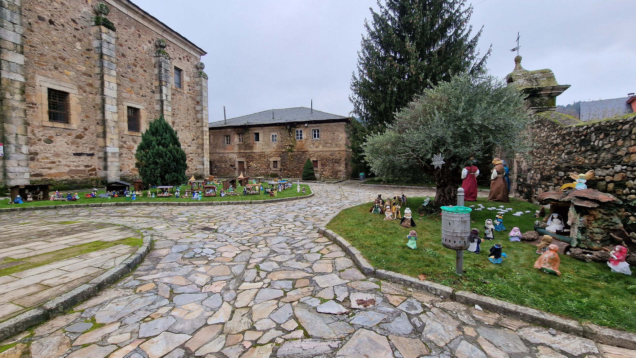 San Miguel de las Dueñas deslumbra un año más con su emblemático Nacimiento reciclable 4