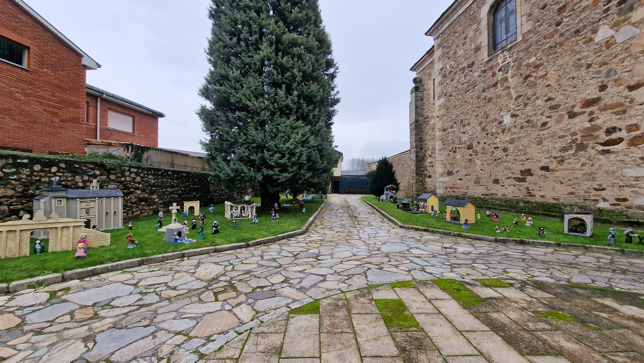 San Miguel de las Dueñas deslumbra un año más con su emblemático Nacimiento reciclable 6