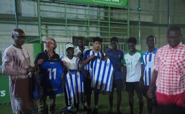 Equipos de Senegal reciben equipaciones de la Ponferradina de la mano del canterano Jean Paul de la Carrera 2