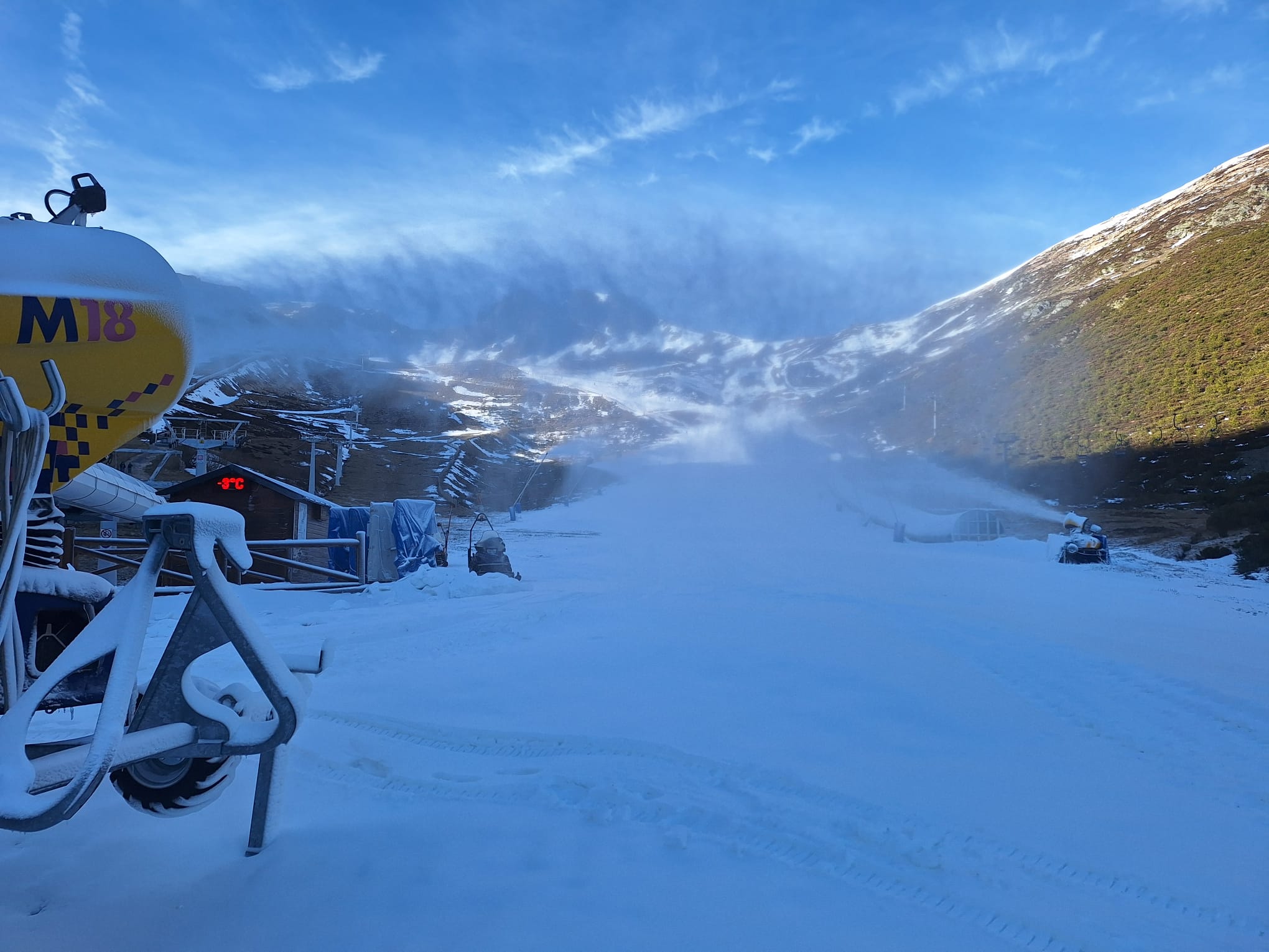 La producción de nieve artificial y la temperatura permiten reabrir la estación de San Isidro 1