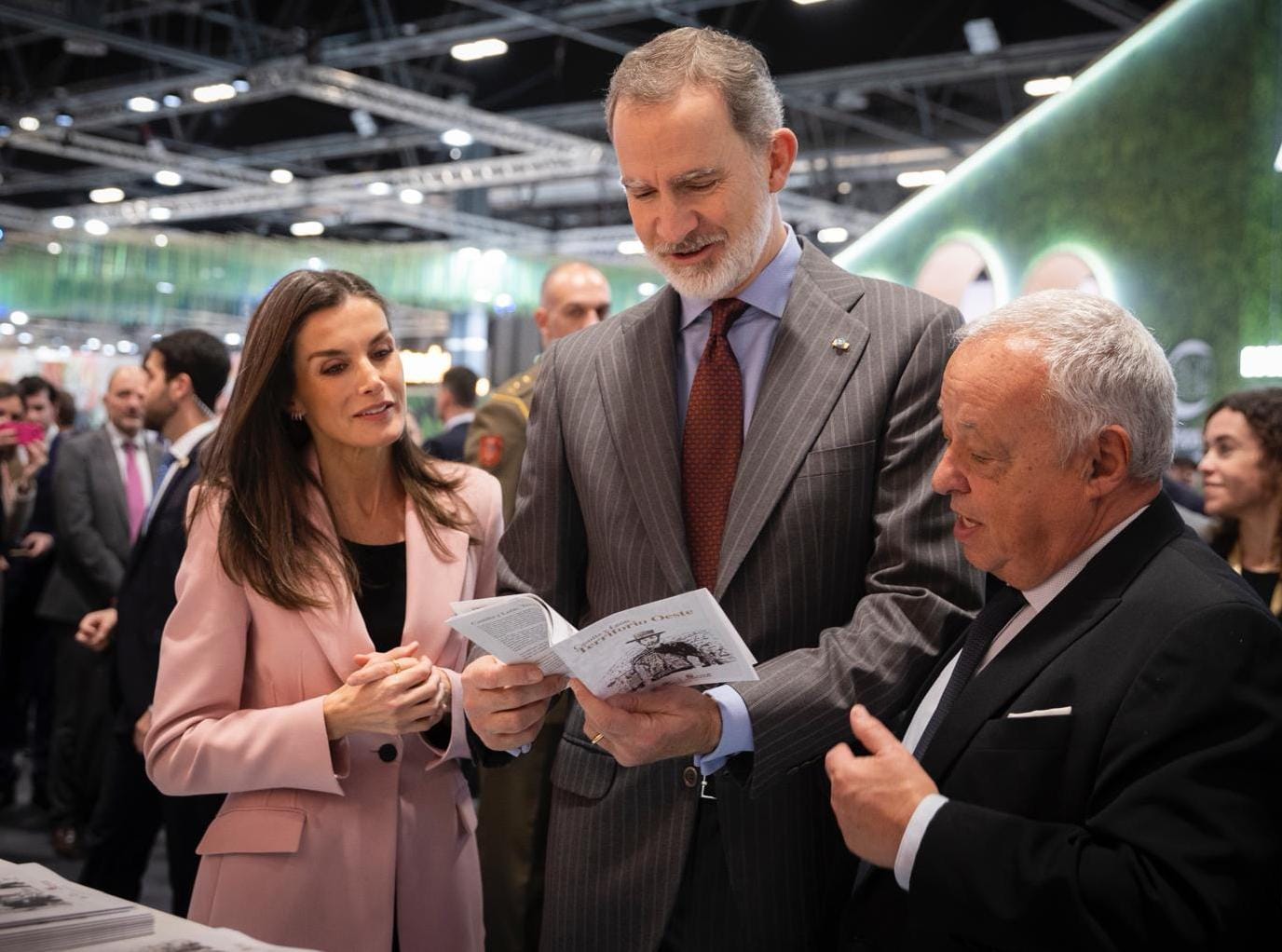 Los Reyes de España visitan el stand de la Junta en FITUR para conocer la oferta turística de Castilla y León como escenario de película 1