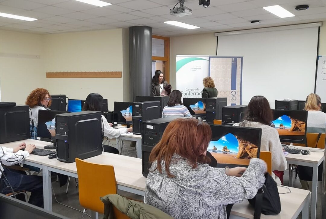 Una veintena de educadores aprende a utilizar herramientas de Inteligencia Artificial en el campus de Ponferrada 1