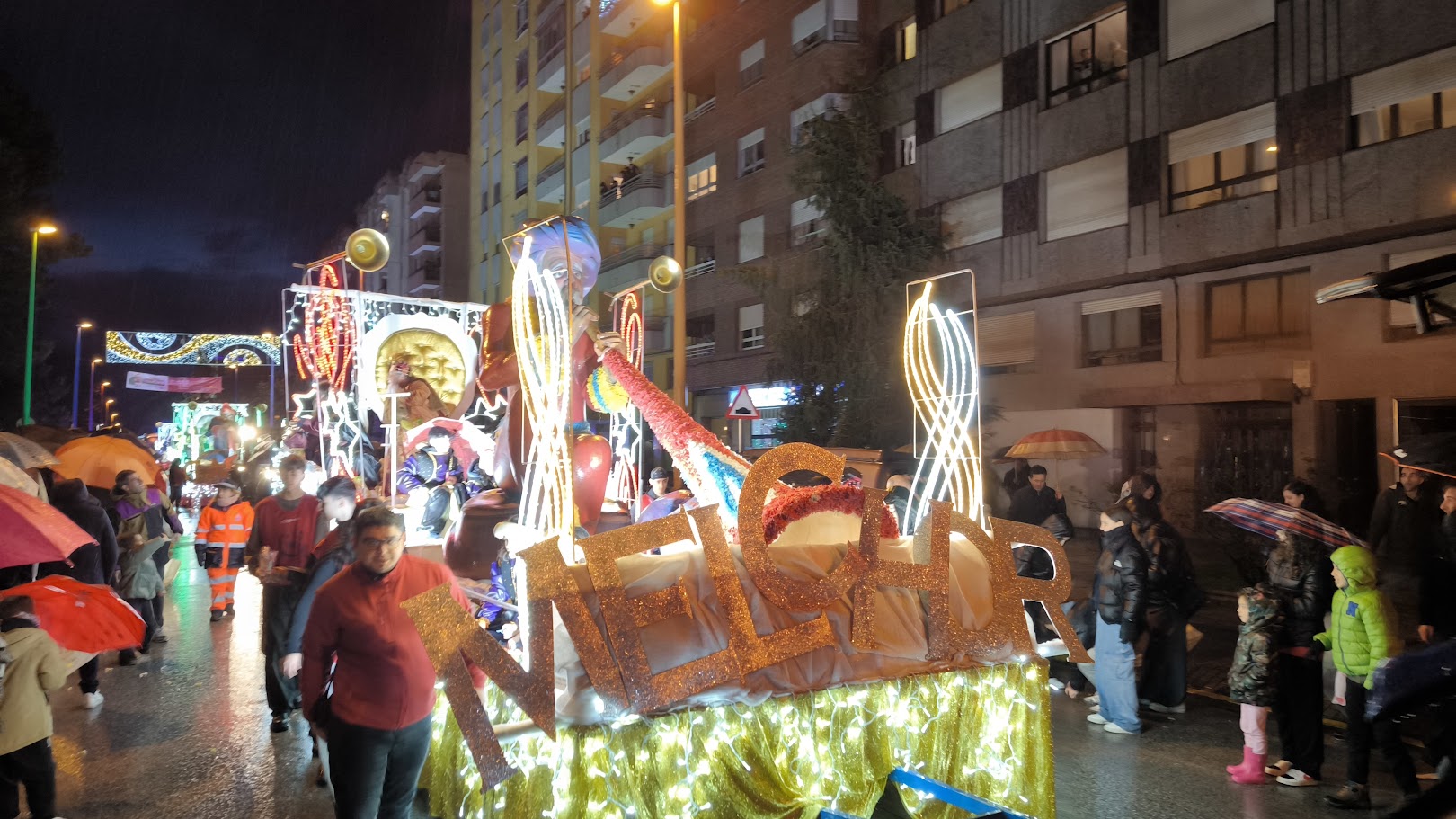 Los ponferradinos reciben a los Reyes Magos y el Mago Chalupa bajo la lluvia 16