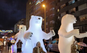 Los ponferradinos reciben a los Reyes Magos y el Mago Chalupa bajo la lluvia 2