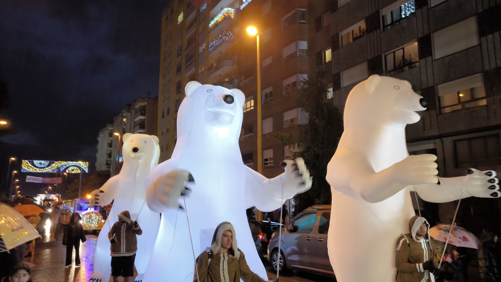 Los ponferradinos reciben a los Reyes Magos y el Mago Chalupa bajo la lluvia 1