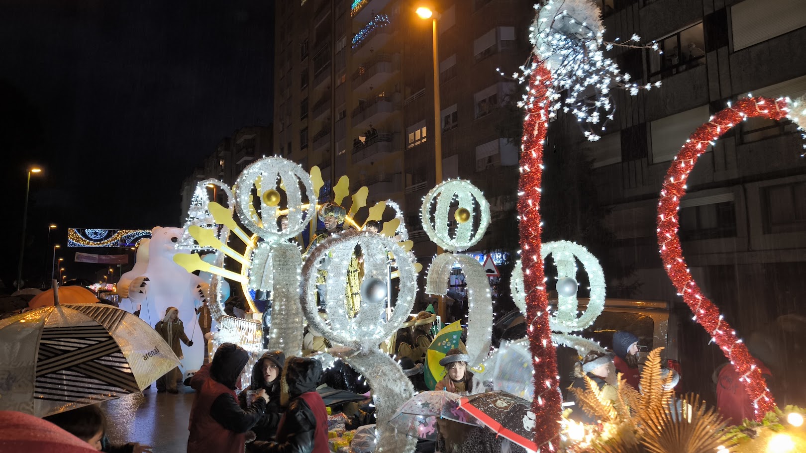 Los ponferradinos reciben a los Reyes Magos y el Mago Chalupa bajo la lluvia 14