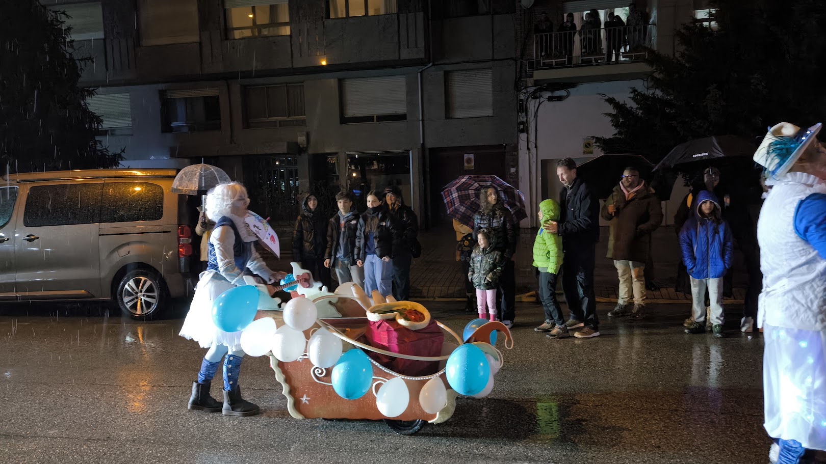 Los ponferradinos reciben a los Reyes Magos y el Mago Chalupa bajo la lluvia 13