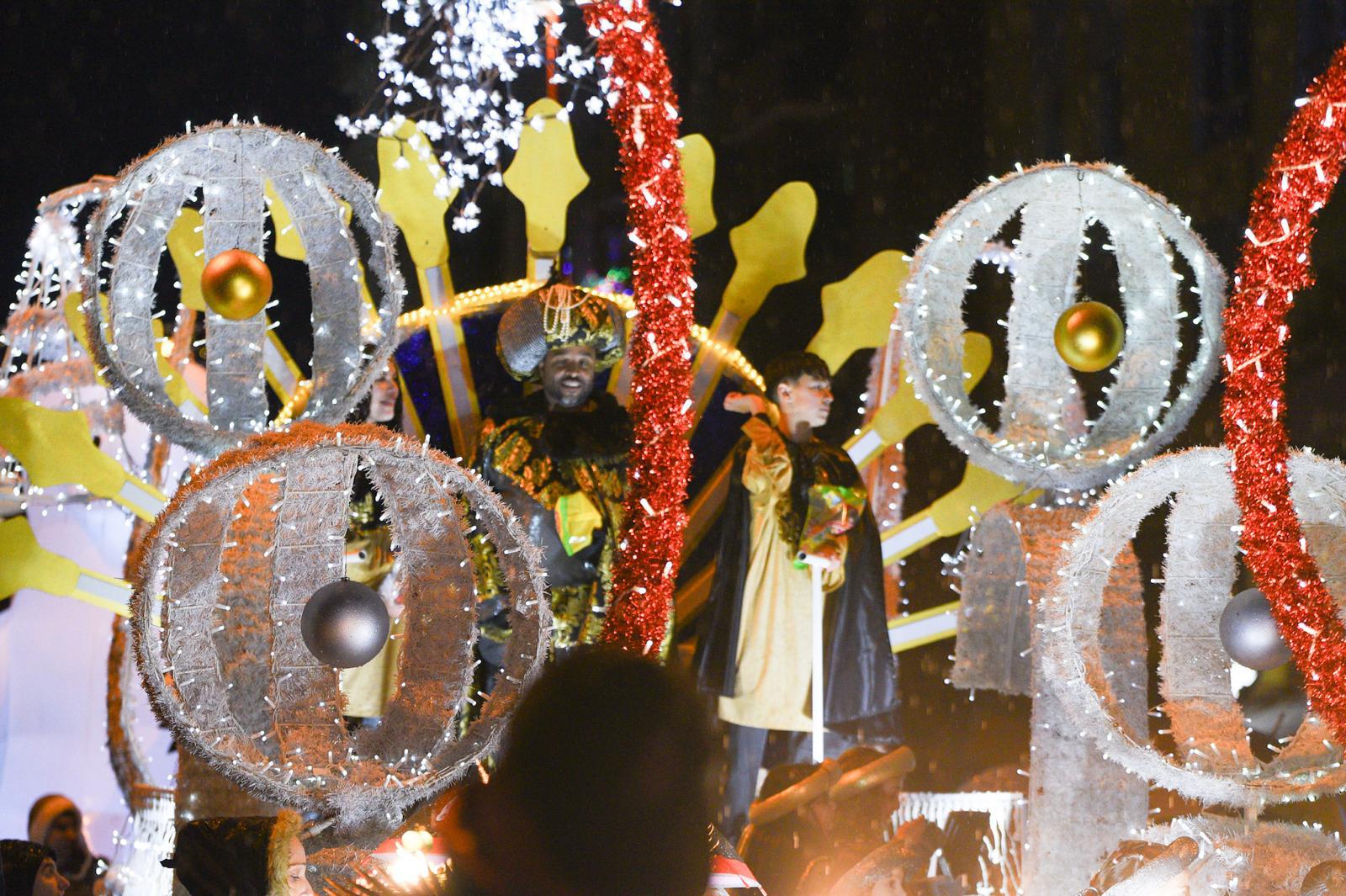 Los ponferradinos reciben a los Reyes Magos y el Mago Chalupa bajo la lluvia 12