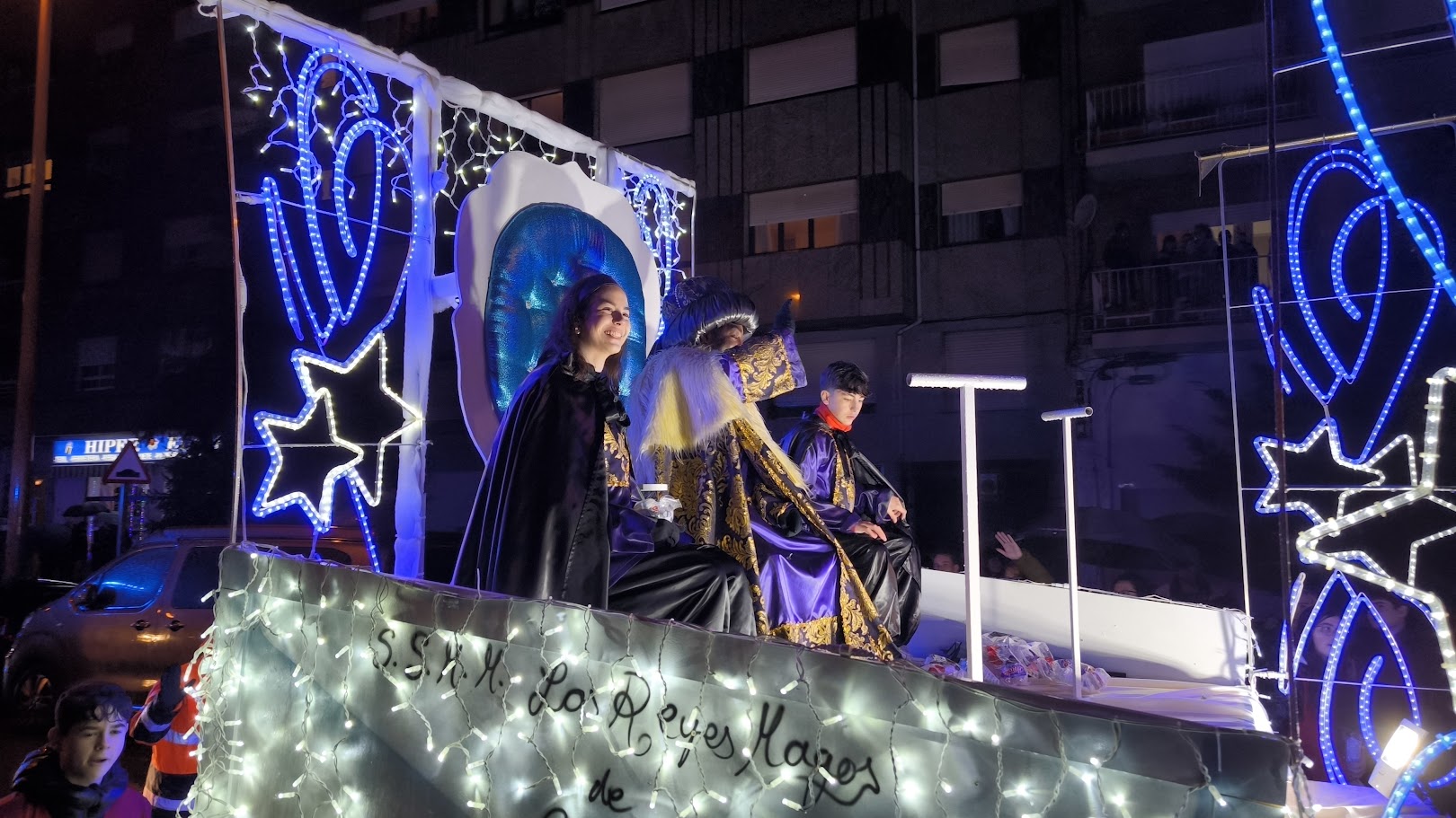 Los ponferradinos reciben a los Reyes Magos y el Mago Chalupa bajo la lluvia 18