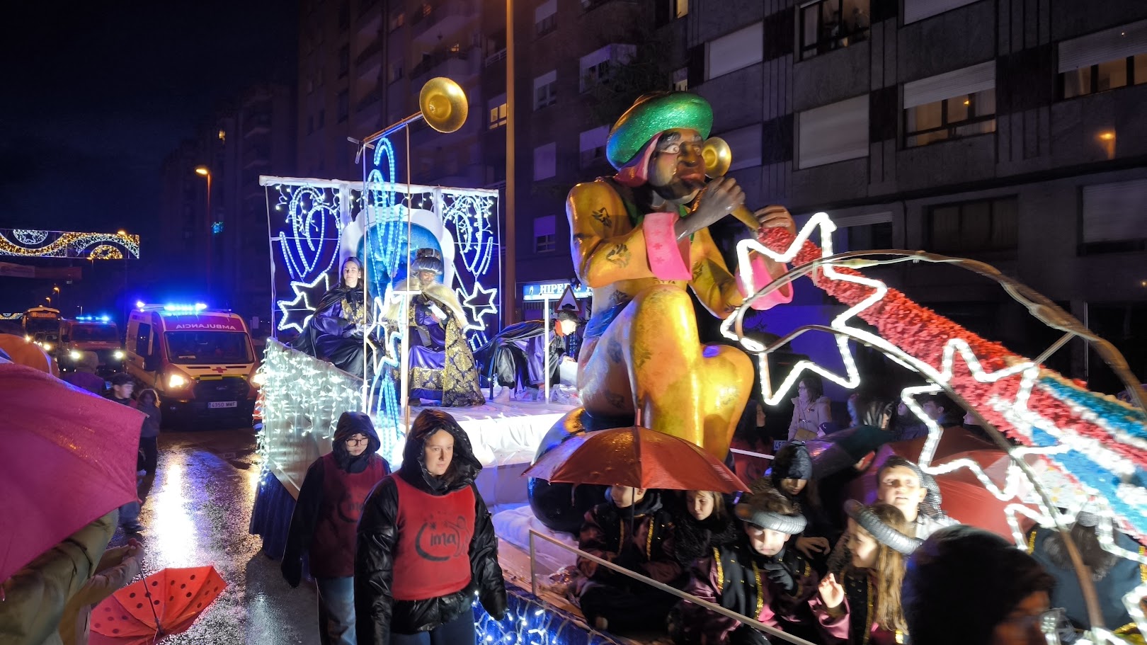 Los ponferradinos reciben a los Reyes Magos y el Mago Chalupa bajo la lluvia 17