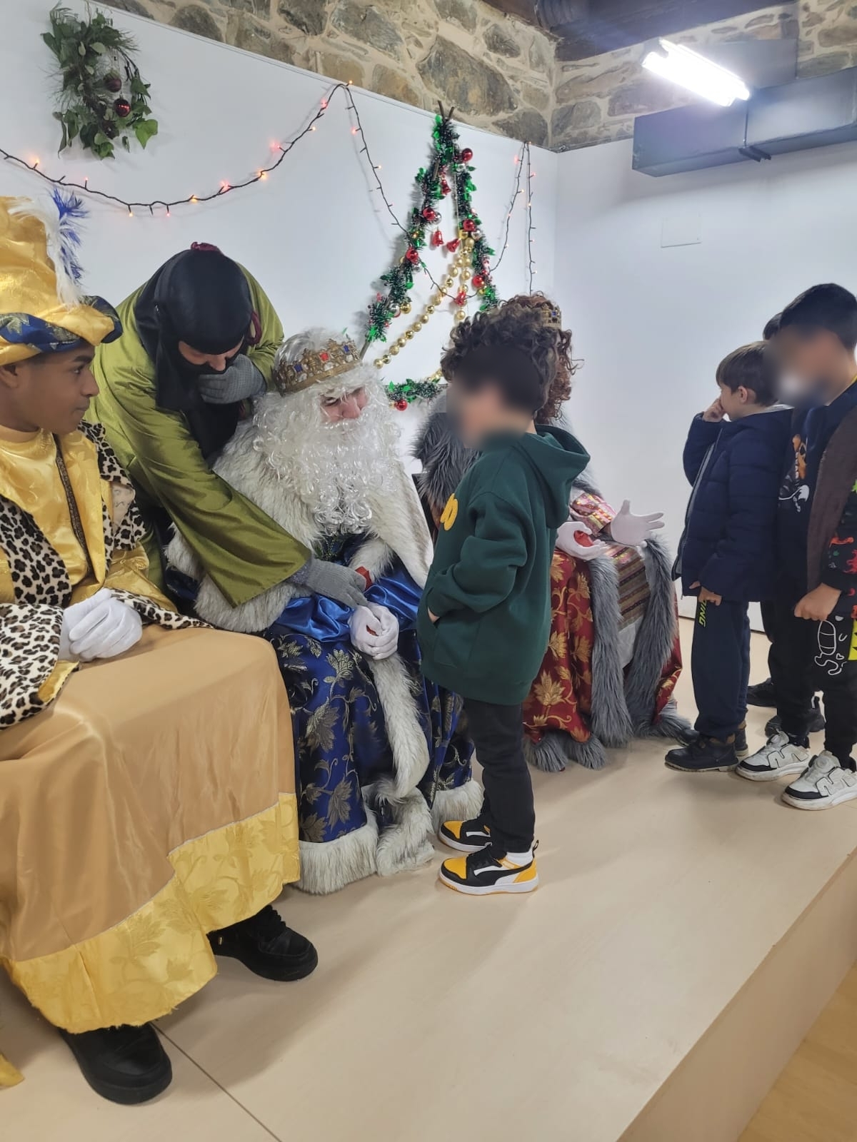 Los Reyes Magos de Oriente recibieron a los niños de los pueblos del municipio de Camponaraya 3