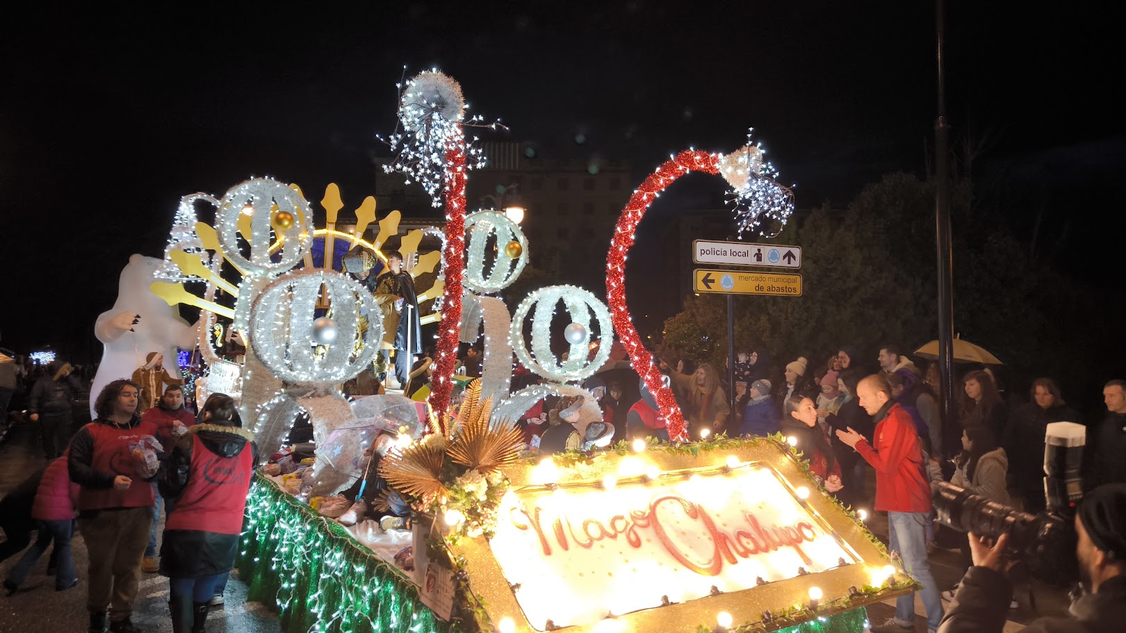 Los ponferradinos reciben a los Reyes Magos y el Mago Chalupa bajo la lluvia 19