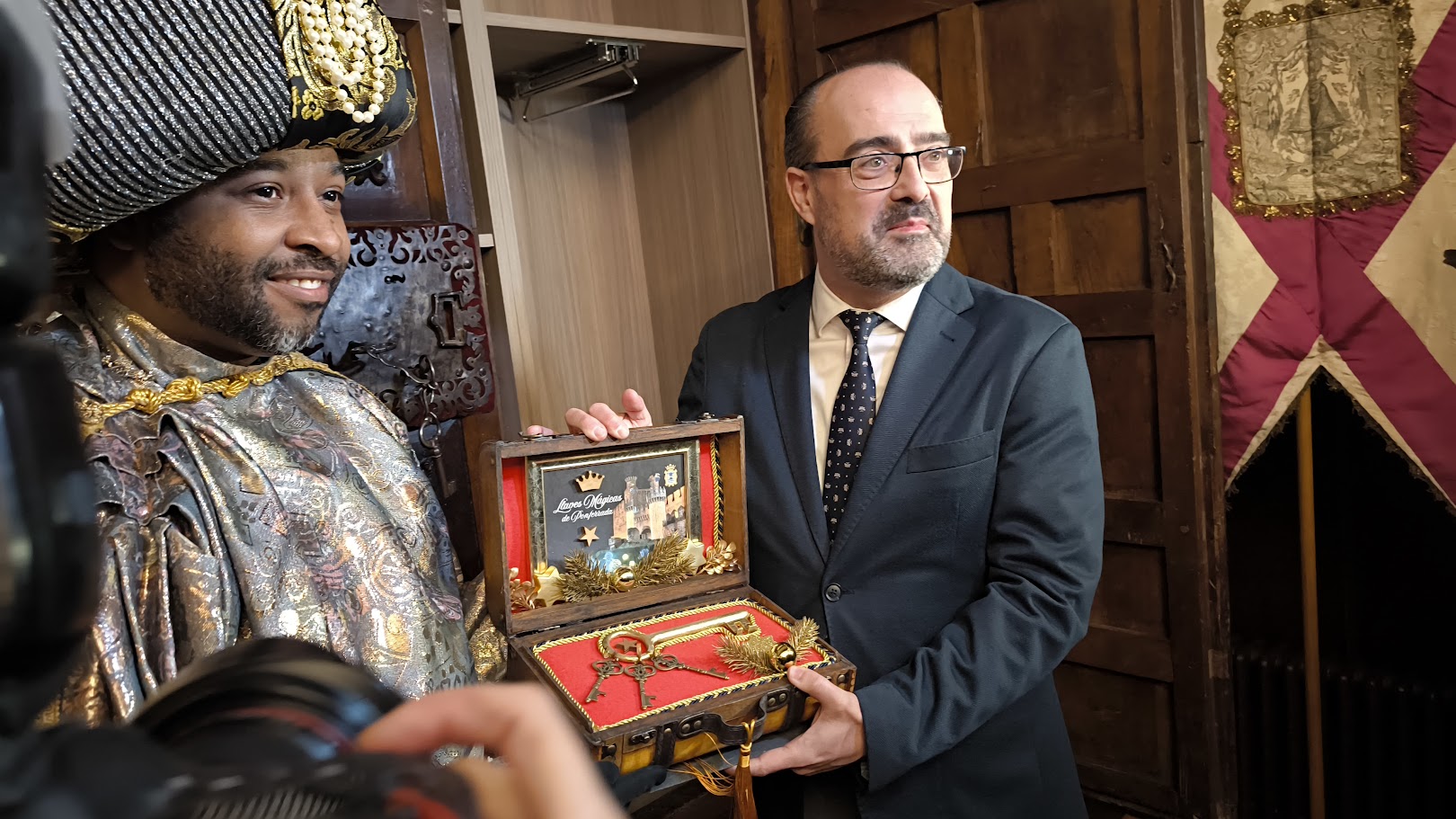 El Mago Chalupa desafía a la lluvia y llega a Ponferrada para cumplir su misión de emisario de los Reyes Magos 1