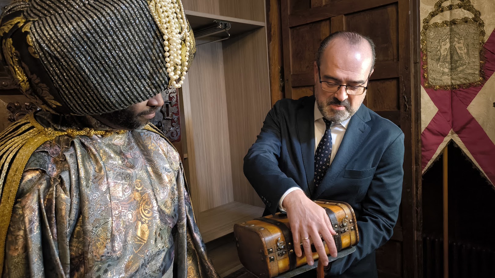 El Mago Chalupa desafía a la lluvia y llega a Ponferrada para cumplir su misión de emisario de los Reyes Magos 5