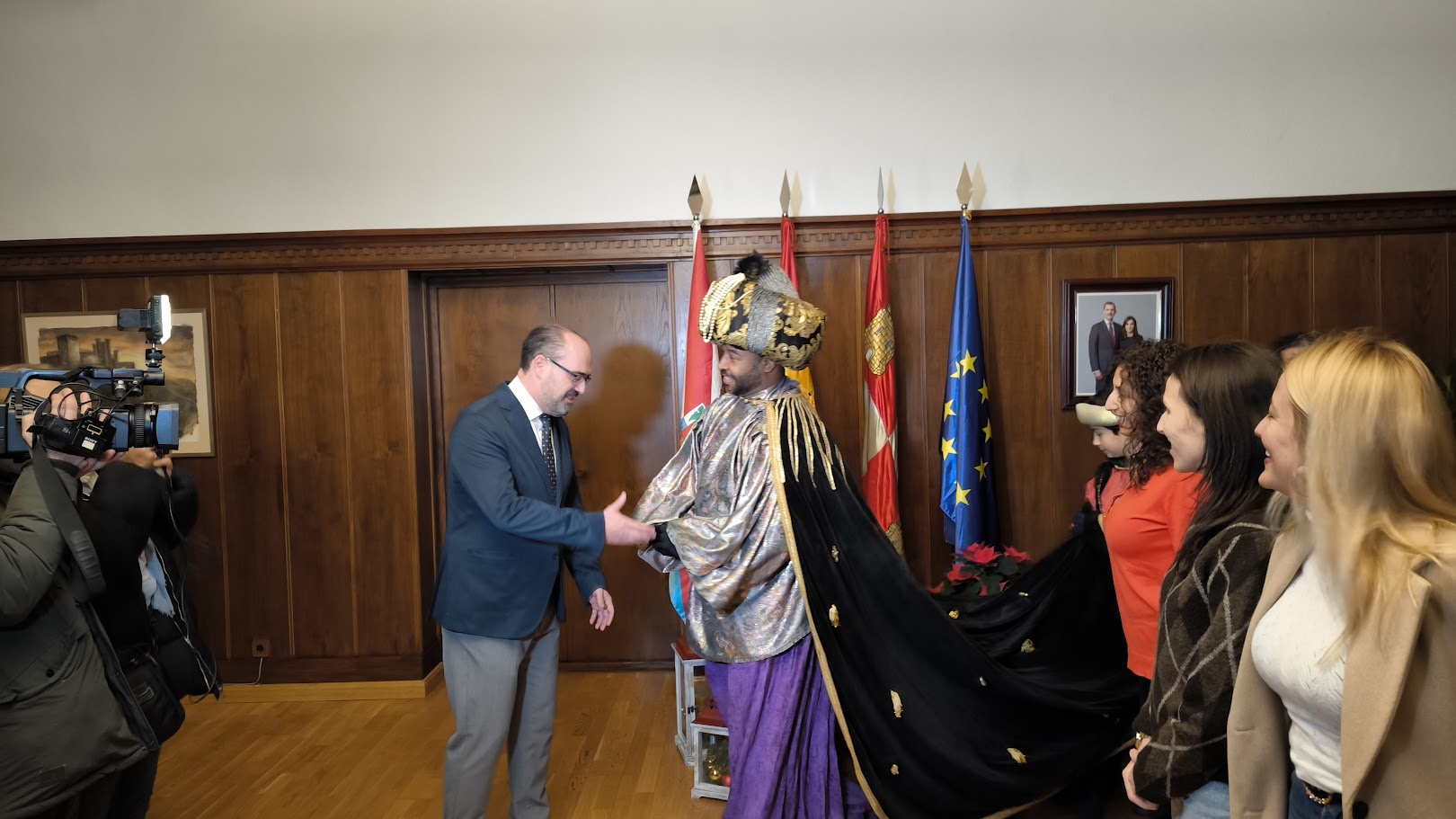 El Mago Chalupa desafía a la lluvia y llega a Ponferrada para cumplir su misión de emisario de los Reyes Magos 3