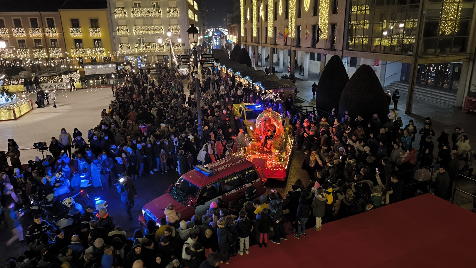 El Mago Chalupa desafía a la lluvia y llega a Ponferrada para cumplir su misión de emisario de los Reyes Magos 2