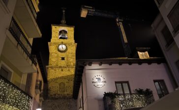 El reloj de la calle del Reloj de Ponferrada, parado por un fallo en el mecanismo 2