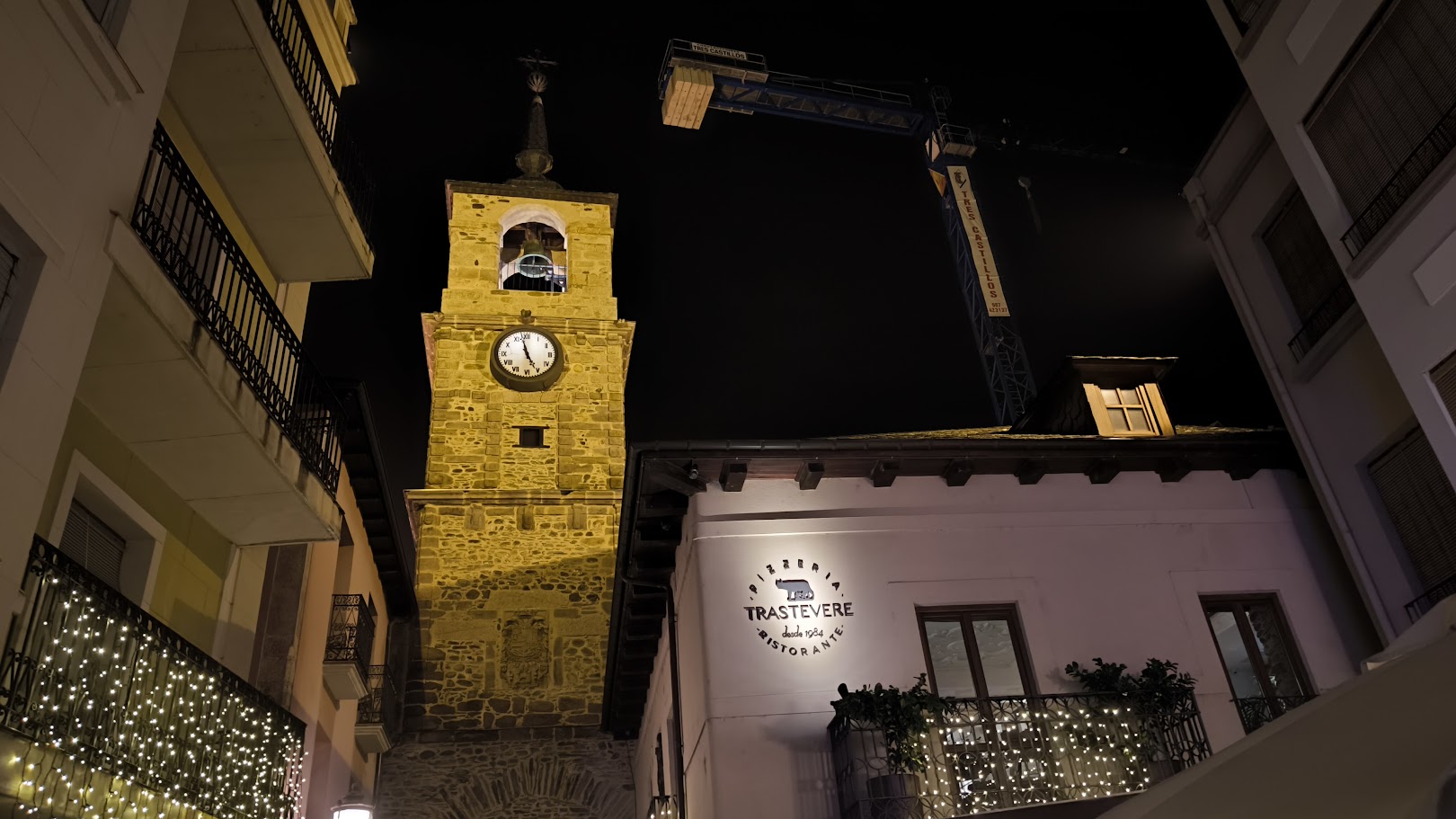 El reloj de la calle del Reloj de Ponferrada, parado por un fallo en el mecanismo 1